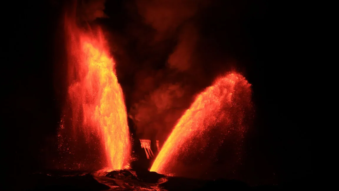 Hawaii's lava fountains linked to ground expansion
